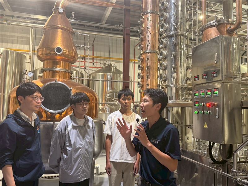 亞耕酒業廠長趙耕毅（右一）向青年局長林楷軒（左一）及實習生樹德科技大學黃宏佑（左二）與正修科技大學劉青叡（右二）解說酒類釀造流程及設備運作，分享釀酒產業的專業技術與職人精神。（圖／高雄市青年局提供）