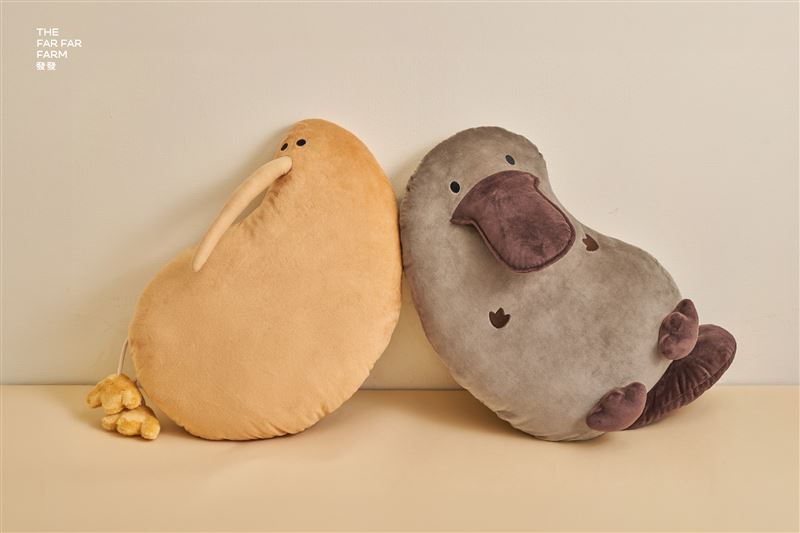 鴨嘴獸抱抱我療癒大抱枕。（圖／品牌業者提供）