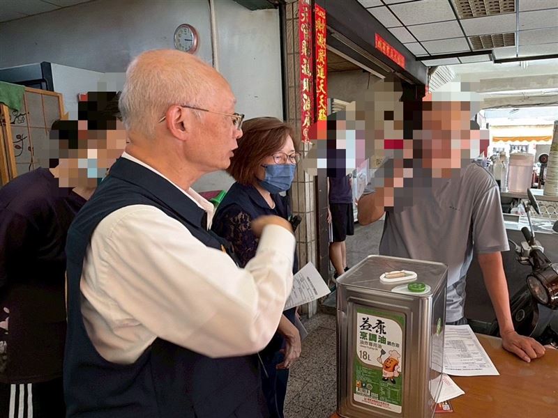 衛生局長黃志中帶隊稽查攤商。（圖／翻攝畫面）