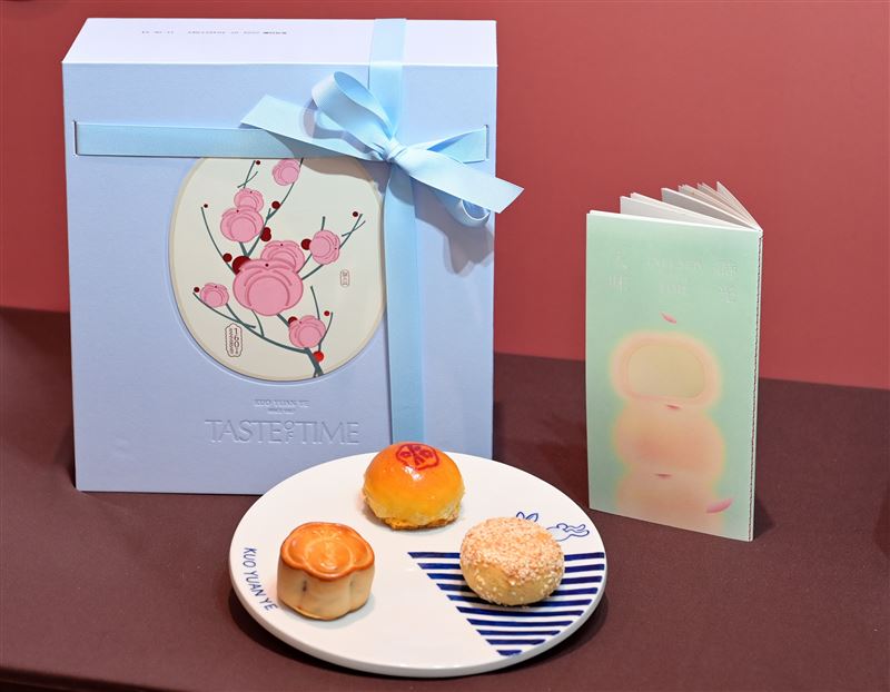 郭元益160周年「時味。島嶼 Taste of Time」伴手禮盒，從7月2日起秋節限定登場，禮盒同步推出全新迷你頂級台式大餅系列，圖左至右為鳳梨椰果餅、京饌玉露酥、芝核香蛋酥。（圖／品牌業者提供）