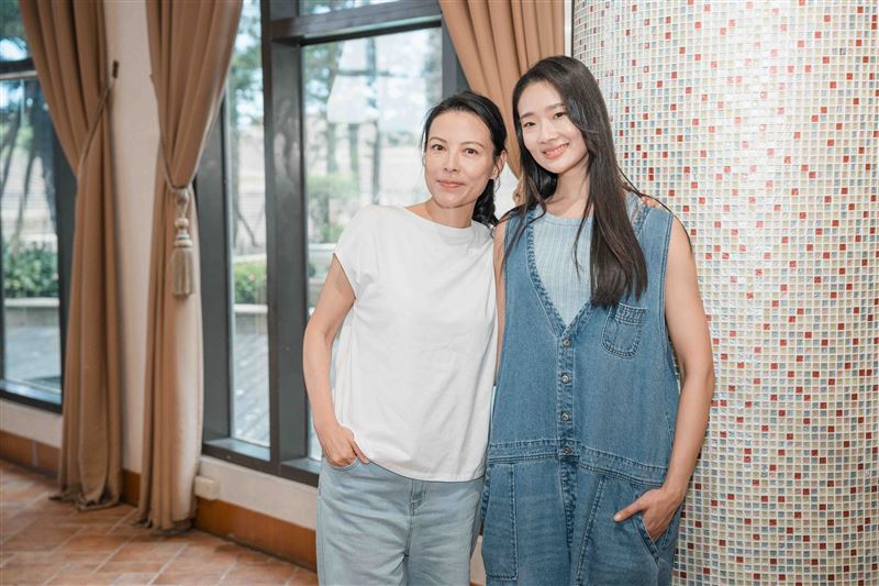 陳孝萱（左）與茱蒂蒙飾演母女，每天都要愛的抱抱。（圖／TVBS提供）