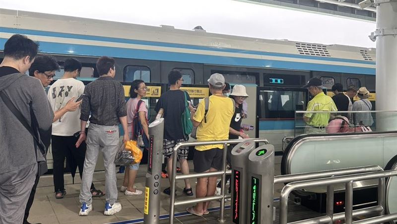 三鶯線通車第3天突然發生故障，有鶯歌站乘客指出，「往頂埔方向，閘門故障、車子也開不了，我們通通被趕出來了！」捷運公司解釋，疑似被雷打到導致系統故障，目前已更新元件，恢復正常運駛。（圖／網友授權提供）