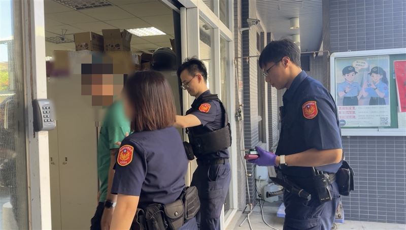 警方逮捕潘男帶回派出所。（圖／翻攝畫面）