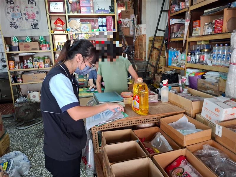 經查核市場、夜市、賣場及量販店,查獲28家使用涉案油品,均已督導完成下架。(圖/翻攝畫面)