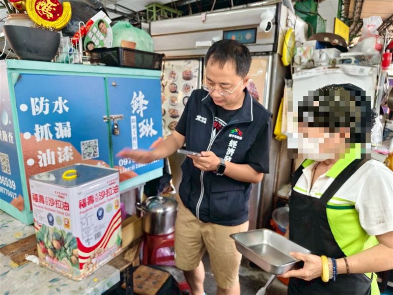 食安處稽查人員前往下游業者稽查,合計回收5747公斤問題油品。(圖/翻攝畫面)