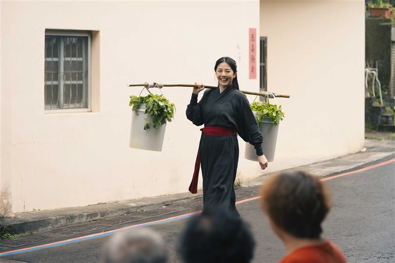 韓瑜飾演來自明朝的女子「阿暖」,言行舉動都要符合來自古代的設定。(圖/Hami Video提供)