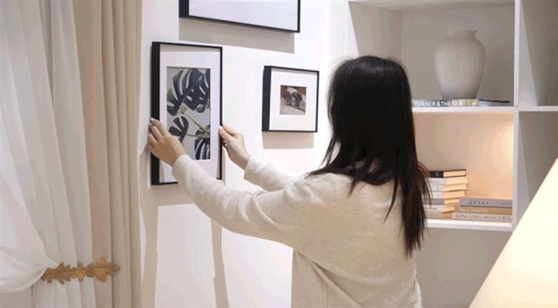 「電子畫框」透過專屬APP更換畫框內容，擬真紙感比傳統畫框更環保。（圖／flyingV提供）