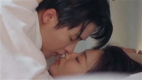 檀健次、王楚然上演滾床醉酒吻。（圖／愛奇藝國際版提供）