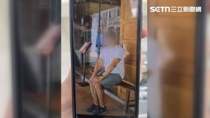死者在照片裡露出開朗的笑容