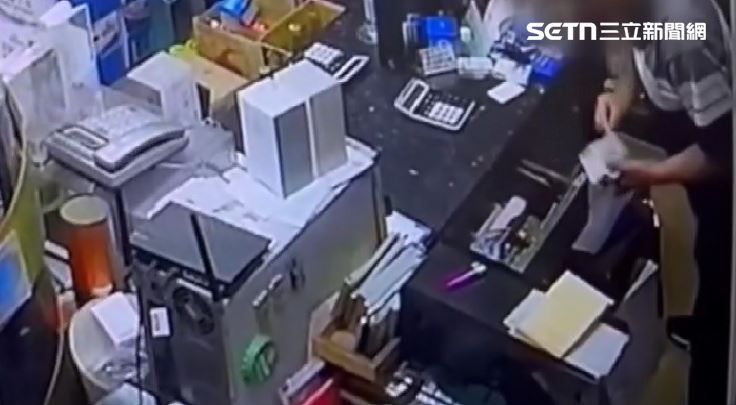 鄰長趁老闆娘離開視線去櫃檯偷錢