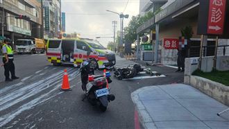 救護車急診前左轉　下秒路過騎士倒地