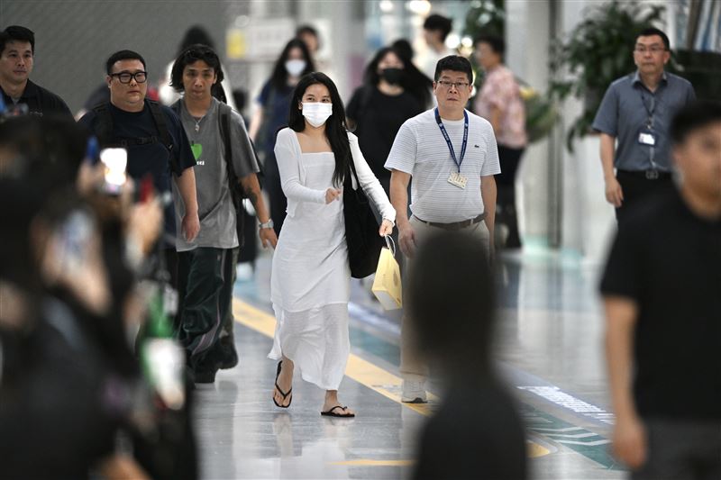 頌樂收下一盒俊美鳳梨酥。（圖／讀者提供）