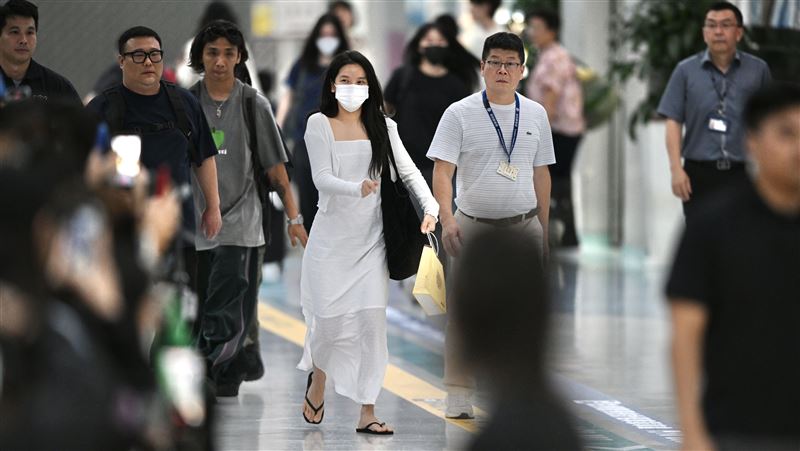 頌樂現身小港機場 收下「這名產」笑開懷