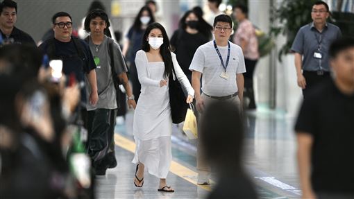 頌樂現身小港機場　收下「這名產」笑開懷