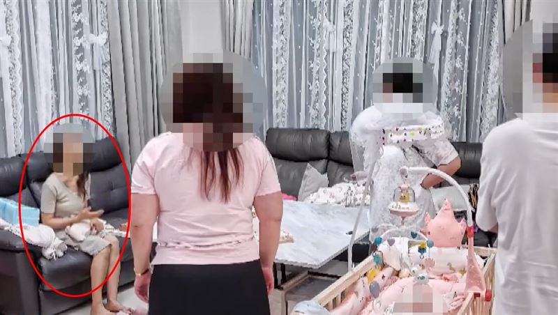 夫妻倆放不下心提早回家、打開家門,保母才睡眼惺忪起身。(圖/民眾提供)