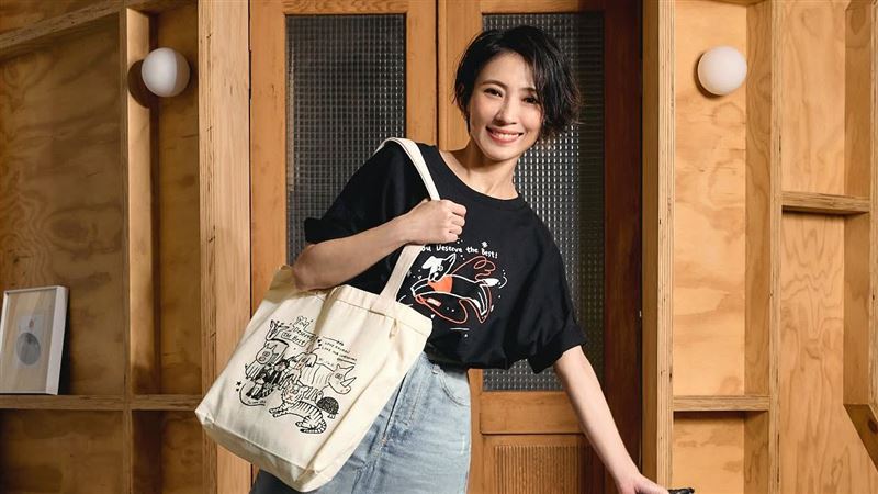 48歲戴佩妮突曬「驚人孕肚」 她8字招了