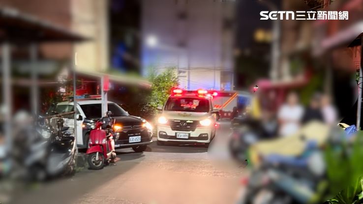 救護車開走,換接體車來。(圖/翻攝畫面)