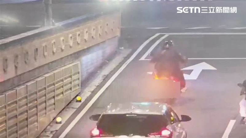 北市傅男騎車行經林森南路地下道時發生火燒車事件。(圖/翻攝畫面)