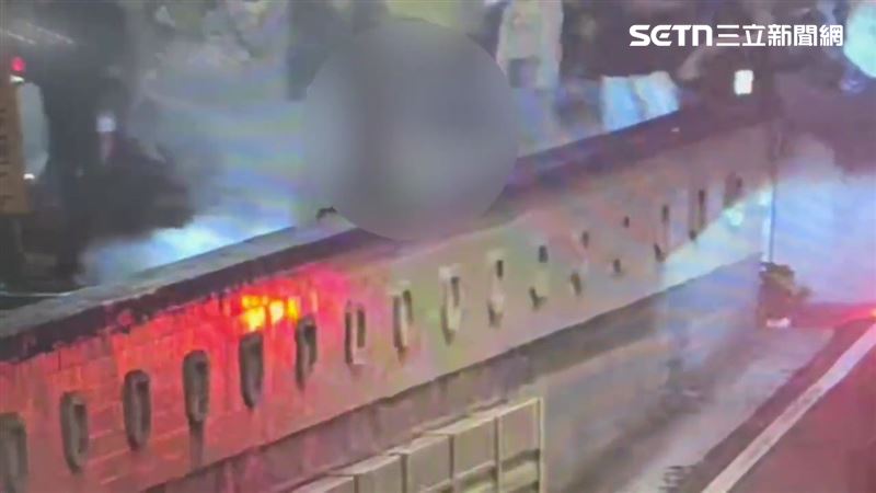 北市傅男騎車行經林森南路地下道時發生火燒車事件。(圖/翻攝畫面)
