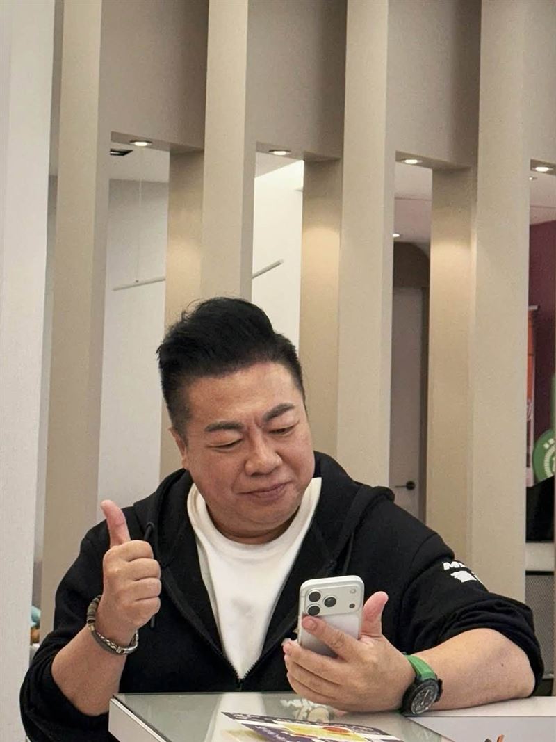 董至成有白內障。(圖/翻攝自臉書)
