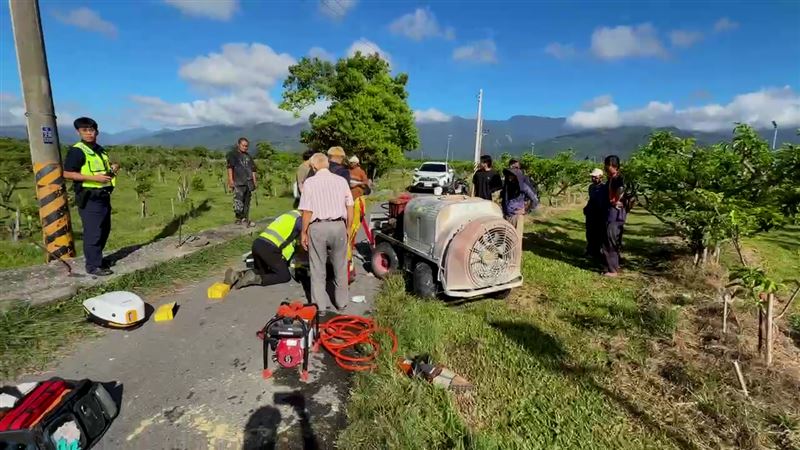 陳姓農民(78歲)操作農藥噴灌車時,不明原因被壓在車底動彈不得。(圖/翻攝畫面)