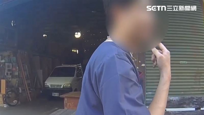 警察到場後,女子卻一直替男子緩頰:「嘴角紅紅的是因為剛吃火龍果」,令報案劉姓男子心疼。(圖/翻攝畫面)