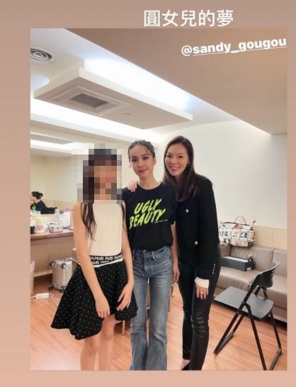 蔡依林舉辦《Ugly Beauty世界巡迴演唱會》時,曾馨瑩還帶女兒到場朝聖,並在後台合影留念,展現多年情誼。(圖/翻攝自曾馨瑩IG)