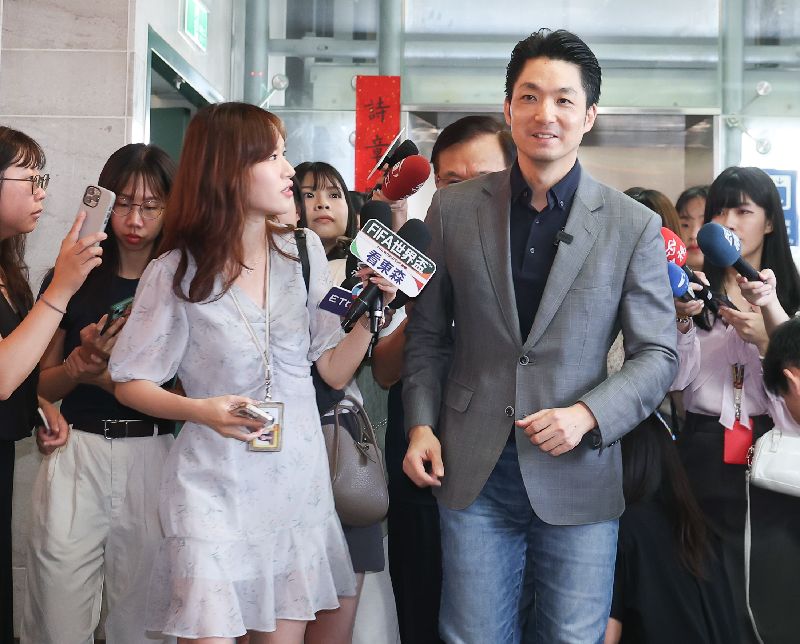 台北市長蔣萬安(前右)3日出席台北市AI教育政策白皮書發布說明會,會前受訪回應北市裝設遮陽傘等議題