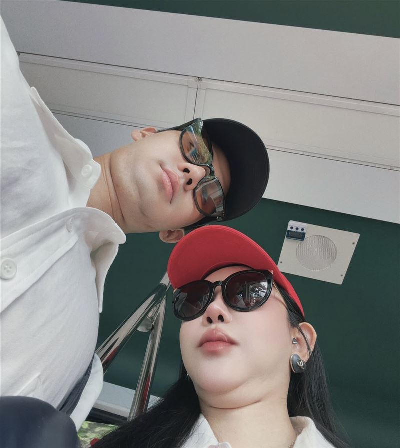 李玉璽(左)調皮地陪著妻子許允樂(右)一起擠雙下巴(圖/翻攝自IG@byleway)