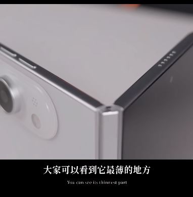 蘋果爹指出,許多果粉一向不太買單的Face ID,這次很可能不會出現在折疊機上,他推測蘋果將改採指紋辨識解鎖,並將感應區塊設置於機身側邊。至於鏡頭規格,則僅會配置一顆主鏡頭搭配一顆超廣角鏡頭,同時這款機型也有機會成為今年唯一採用鈦合金邊框的iPhone。(圖/翻攝自IG@蘋果爹)