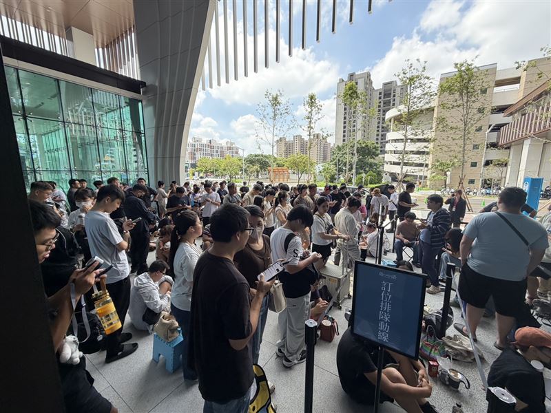 台中島語現場排隊部分,頭香前一晚12點就來卡位。(圖/漢來美食提供)