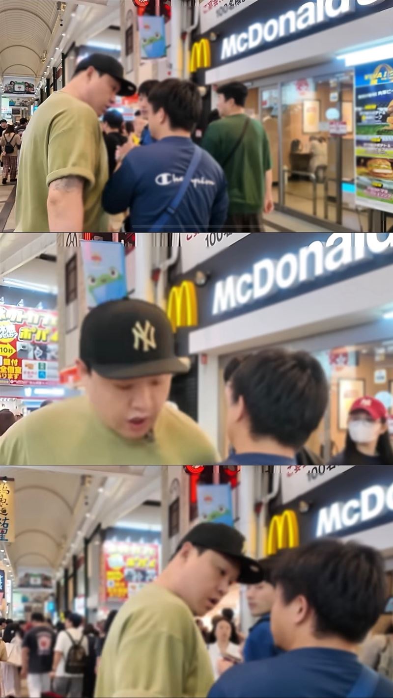 姜勝九發現身穿藍衣男子接連反覆用肩膀碰撞女性,上前當街制止惡行 。(圖/翻攝自YouTube @매드브로 MadBros)