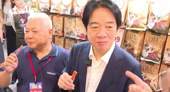 總統賴清德逛寵物展，在業者熱情介紹下試吃天然寵物雞肉條肉乾（圖／翻攝畫面）