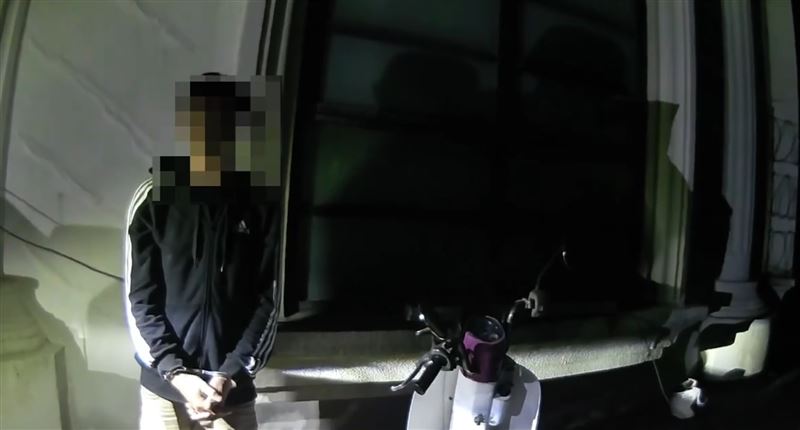 楊姓慣竊偷到「小綿羊」,車速催不快被逮。(圖/翻攝畫面)