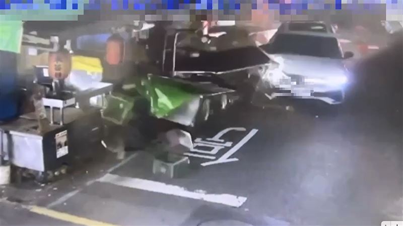 休旅車撞擊攤位瞬間。(圖/翻攝畫面)