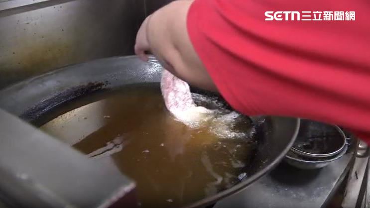 中聯大豆沙拉油被驗出致癌物超標,約1300公噸問題油品流入市面,北市市場處統計共有153個市場攤商恐怕用到問題油品