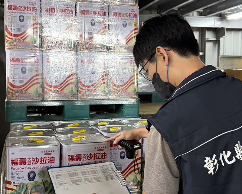 彰化下架油品中聯油脂「大豆沙拉油」致癌物苯駢芘超標，彰化縣衛生局啟動查核，下架問題油品。（衛生局提供）