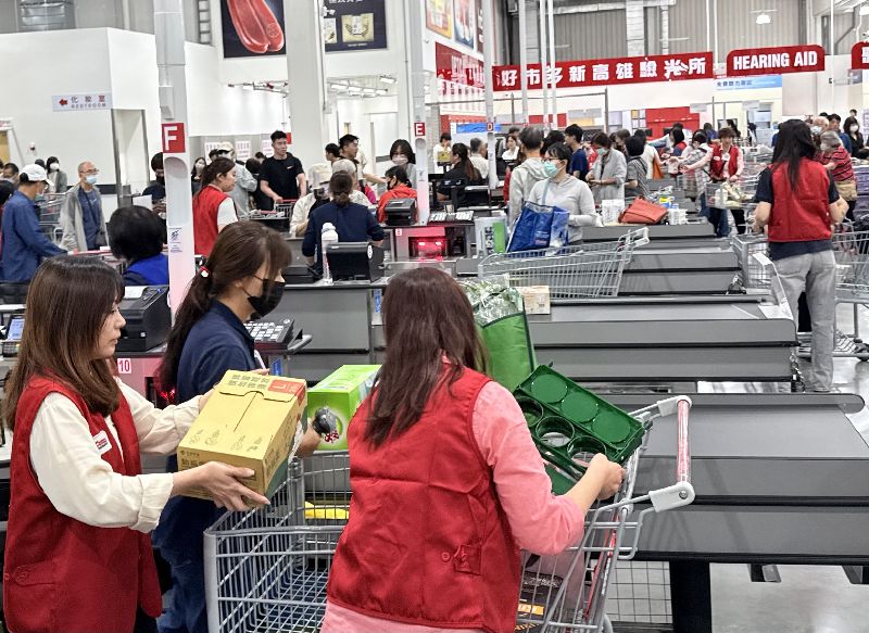 美式賣場好市多新高雄店3日上午開幕，近中午時賣場已湧現購物人潮