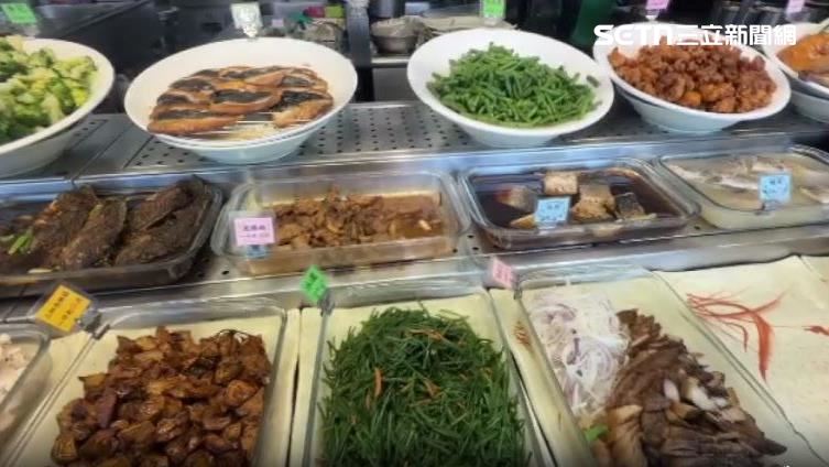 檯面上各式菜色都有標註價格