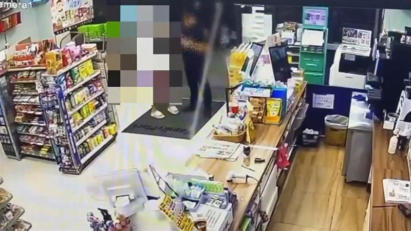 被逼賣淫的緬甸女逃到超商向巡邏警方求救。(圖/翻攝畫面)
