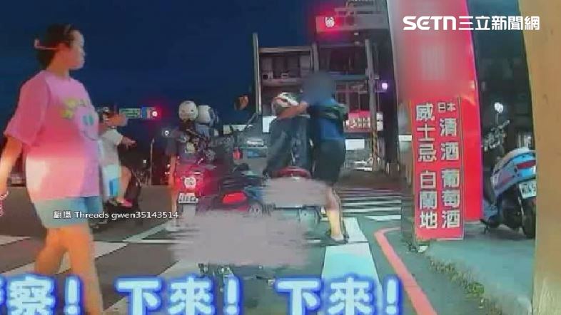 民眾等待轉,前方突然就扭打起來。(圖/翻攝自Threads @gwen35143514)