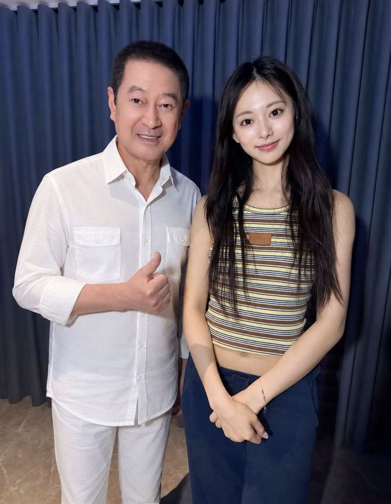 蔡小虎同框子瑜。(圖/翻攝自臉書)