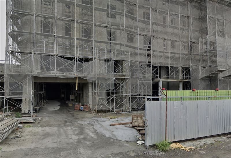 小張進行工程作業時,因不明原因墜落電梯井通道死亡。(圖/翻攝自googlemap)