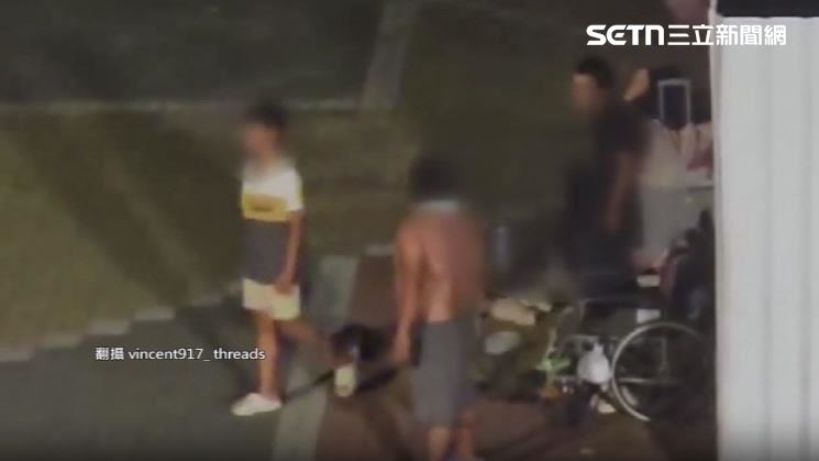 上身打赤膊男子伸手推,把一家人逼到圍籬邊。(圖/翻攝自vincent917 threads)