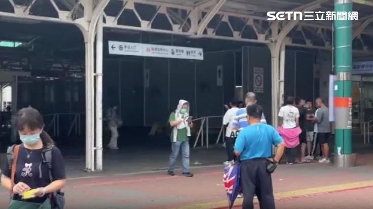 一家四口從外地到台南錯過返家末班車,想在火車站外等天亮後搭車
