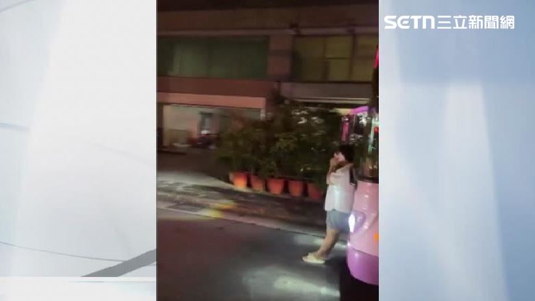 民眾拍下女子肉身擋車