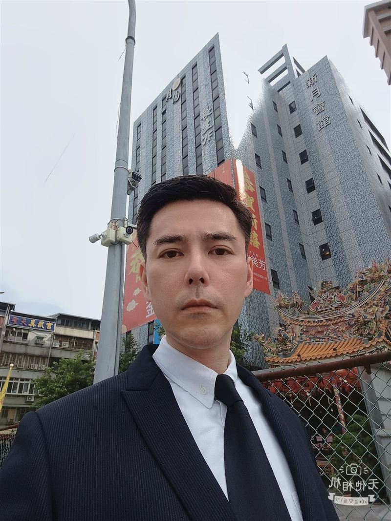 丁力騏提早親赴靈堂弔唁傅子純。(圖/翻攝自臉書)