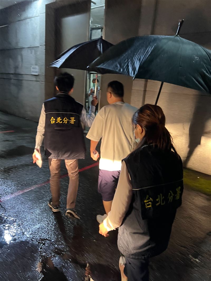 王男假倒閉、真脫產,資金大挪移,自己還1年出國8次,卻不肯繳納欠稅稅款,最終仍被管收。(圖/翻攝畫面)