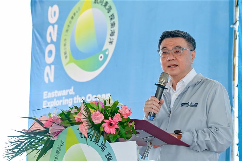 卓榮泰引用《航海王》名言「人的夢想是不會結束的！」勉勵岳明中小學的小帆手們（圖／行政院提供）