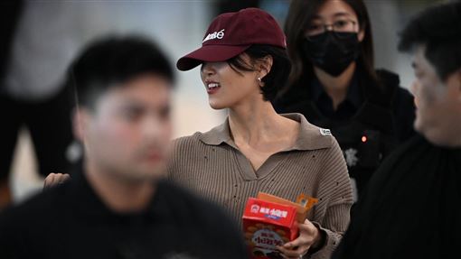天王RAIN空降小港！華莎接信又收小泡芙